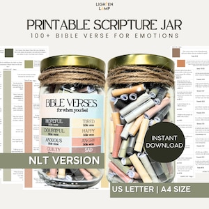 Puede incluir: Tarro de Escrituras Imprimible con más de 100 versículos bíblicos para emociones. El tarro está lleno de trozos de papel enrollados. El tarro está etiquetado con las palabras "Bible Verses for when you feel" y enumera diferentes emociones como "Hopeful", "Tired", "Doubtful", "Happy", "Anxious", "Angry", "Guilty" y "Sad". El tarro está etiquetado con "NLT Version" y "Descarga instantánea". La imagen también incluye una hoja de papel con versículos bíblicos.