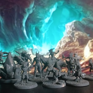 Può includere: Una collezione di miniature dipinte di grigio, raffiguranti creature fantastiche, in piedi su basi circolari. Le miniature sono disposte a semicerchio su una superficie scura, con uno sfondo blu e marrone.