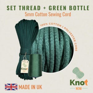 Puede incluir: Un paquete de cordón de costura de algodón verde oscuro de 5 mm con núcleo de poliéster, acompañado de un carrete de hilo verde a juego. El texto dice: SET THREAD + GREEN BOTTLE, 5mm Cotton Sewing Cord, 100% COTTON | POLYESTER CORE, MADE IN UK, Knot NOW.