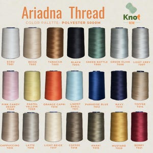 Könnte beinhalten: Eine Farbpalette für Ariadna-Garn von Knot Now mit 21 Polyestergarnspulen in verschiedenen Farben, die jeweils mit Namen und Code beschriftet sind. Die Spulen sind in drei Reihen zu je sieben angeordnet, mit insgesamt 5000m Garn pro Spule.