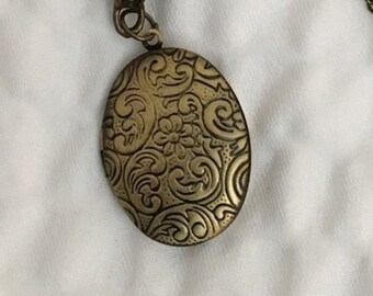 Antique brass, Oval, Locket, 1 1/4", 16" chain  LC4