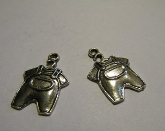 Charms, 2 Baby Overalls & T-shirt on hanger, Antique Siver, pewter, 2 cm  C1002