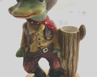 Wild Western Standoff Cowboy Frog, MC, Bud Vase, 4.5” tall