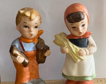 Farmer boy & girl, Salt/Pepper Shakers, Artmark, Country Decor, 4” tall, 1950s