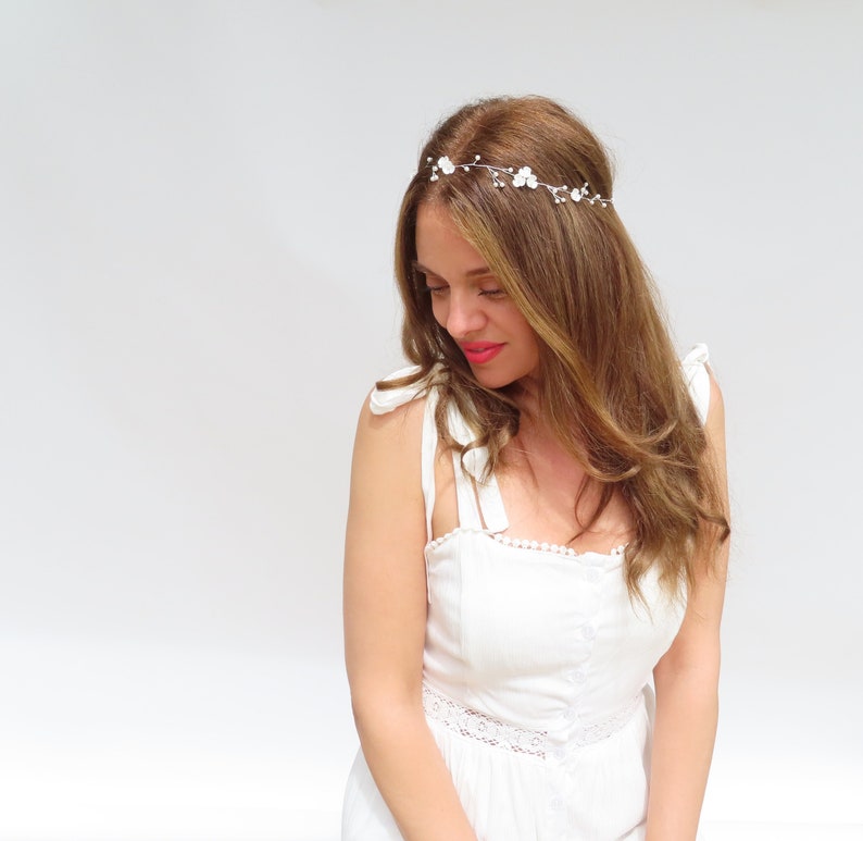 Silver Bridal Headband Flower Pearl Wedding Hair Vine Floral Bridal Headpiece Delicado Wedding Hair Accessories Dainty Hair Piece White imagen 2