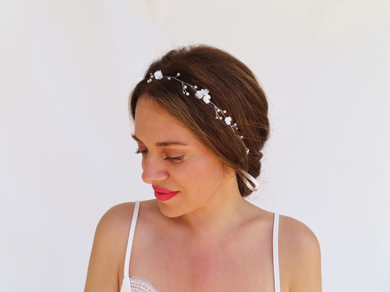 Silver Bridal Headband Flower Pearl Wedding Hair Vine Floral Bridal Headpiece Delicado Wedding Hair Accessories Dainty Hair Piece White imagen 7