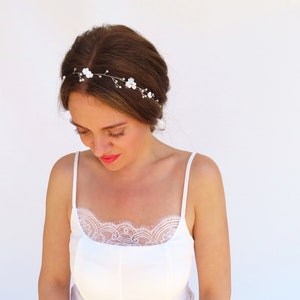 Silver Bridal Headband Flower Pearl Wedding Hair Vine Floral Bridal Headpiece Delicado Wedding Hair Accessories Dainty Hair Piece White imagen 6