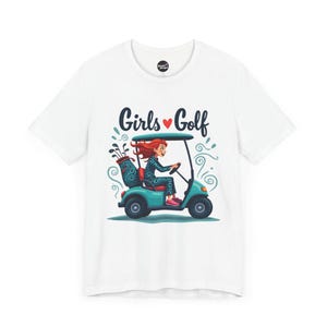 T-shirt voor meisjes is dol op golf. Vier je liefde voor golf terwijl je over de baan vaart in dit leuke T-shirt. Ga de greens op in stijl.