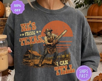 Camiseta "Él es de Texas" - Camiseta Comfort Colors, diseño retro de vaquero con motosierra del oeste.