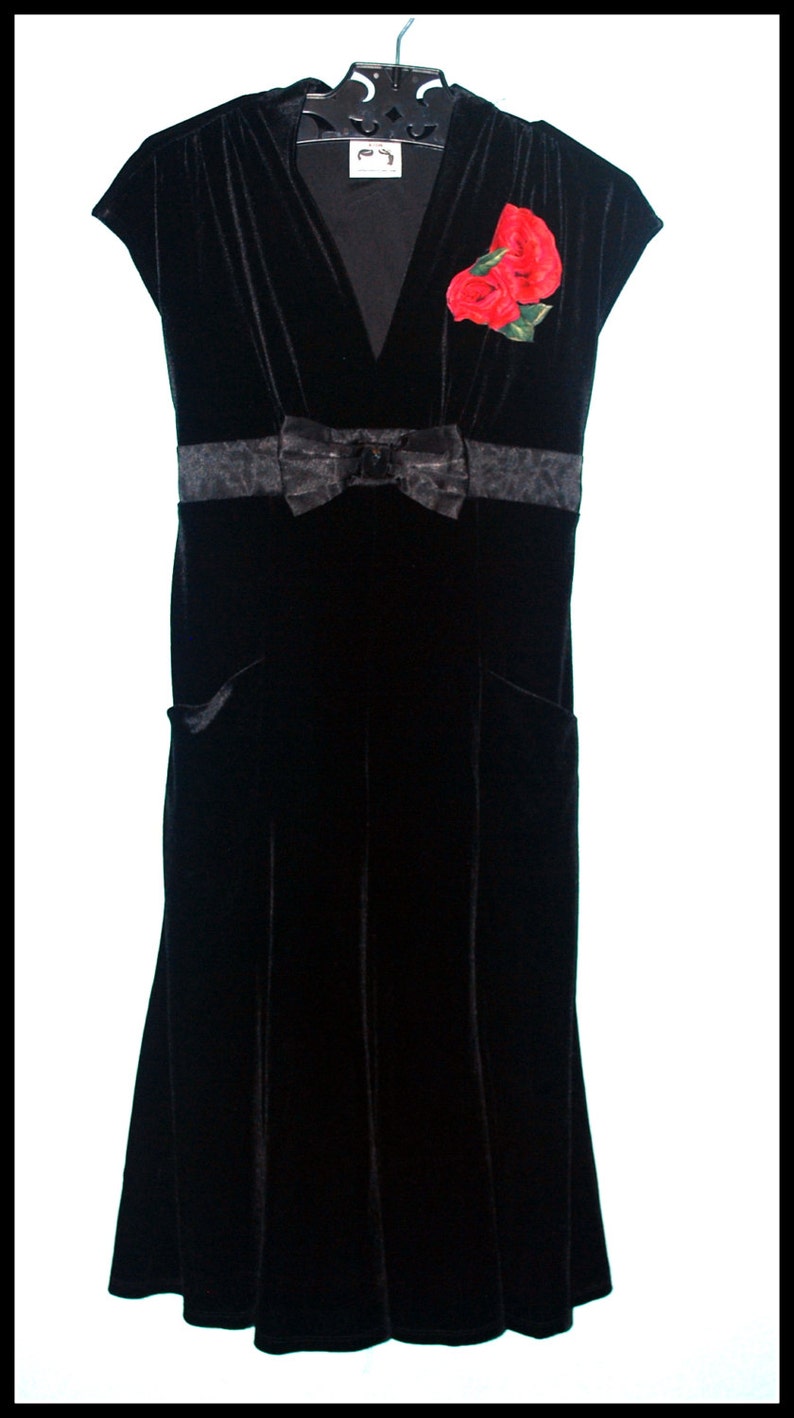 Girls Rockabilly Black Velvet Dress in Skulls and Roses ........Size 16