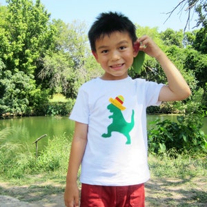 HOLIDAY SPECIAL - mexikanische tanzen Dinosaurier mit Sombrero Kids T-Shirt
