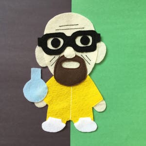 Pode incluir: Um personagem de feltro de um homem careca com barba marrom vestindo um macacão amarelo e óculos pretos. Ele está segurando um frasco azul na mão esquerda.