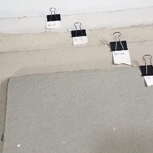 1 feuille - Papier épais ton gris - Fibres mélangées - Dents grossières - Presse à froid - SURSTOCK !