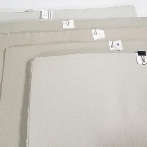 1 feuille - Sage Gray Tone Heavyweight Paper - Fibres mixtes - Dent grossière - Presse froide - OVERSTOCK!