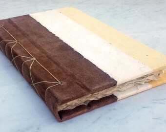 6x9,5 in. Diario di carta fatto a mano in camoscio marrone e foglia, diario giapponese rilegato a pugnalata, libro bianco rilegato a mano, pagine di carta fatte a mano