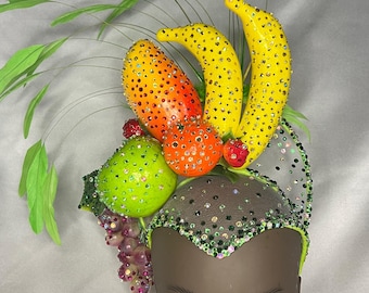 Coiffe Carmen Miranda, coiffe brésilienne, coiffe de fruits, coiffe en strass et plumes