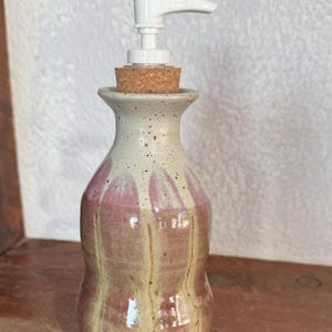 Bomba dispensadora de jabón de cerámica hecha a mano Diseño en bronce y blanco