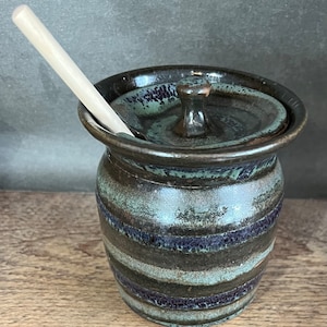Honey pot with wooden dipper Pine design