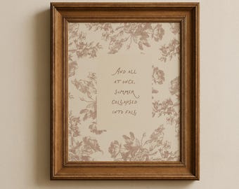 以下が含まれることがあります： ダークブラウン仕上げの長方形の木製フォトフレームにプリントが入っています。プリントはライトベージュの背景に、落ち着いたブラウンの色調で花柄が繰り返されており、And all at once, summer collapsed into fall. というテキストが記されています。