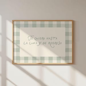 Ich liebe dich bis zum Mond und Rückseite Druck auf Spanisch, Salbeigrün Cottagecore Gingham Wandkunst, Horizontales Poster, zweisprachiges Pastell Kinderzimmer Dekor