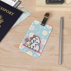 Etiqueta de equipaje Chiikawa, placa con nombre, diseño de dibujos animados lindo, regalo perfecto para viajeros, identificador de bolso, accesorio de maleta, amante de los viajes