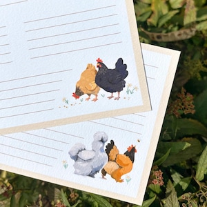 Peut inclure: Deux fiches de recettes bleu clair avec des illustrations de poulets. L'une pr&eacute;sente un poulet noir et dor&eacute;, l'autre un poulet blanc et dor&eacute;. Les cartes ont des lignes pour &eacute;crire et les mots "Slow Cooker", "Stovetop" et "Oven".