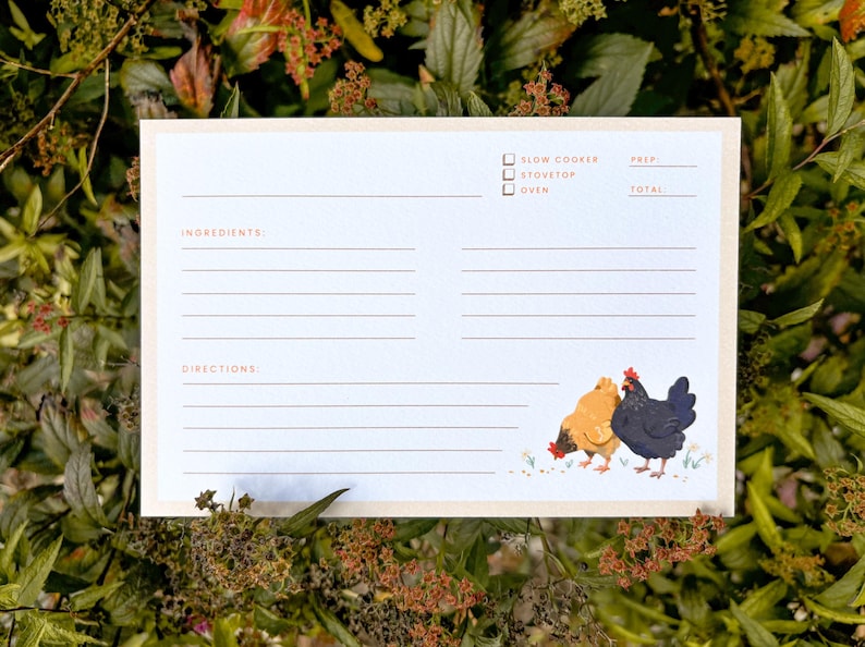 Peut inclure: Carte de recette avec un fond bleu clair et une bordure cr&egrave;me. La carte comporte des lignes pour les ingr&eacute;dients et les instructions, avec des cases &agrave; cocher pour les m&eacute;thodes de cuisson. Trois poulets sont illustr&eacute;s en bas.