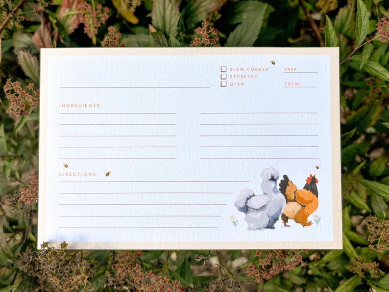 Peut inclure: Carte de recette avec un fond bleu clair et une bordure cr&egrave;me. La carte pr&eacute;sente une illustration &agrave; l'aquarelle de trois poulets. Le haut de la carte comporte des cases &agrave; cocher pour les m&eacute;thodes de cuisson. La carte est con&ccedil;ue pour &eacute;crire les ingr&eacute;dients et les instructions.