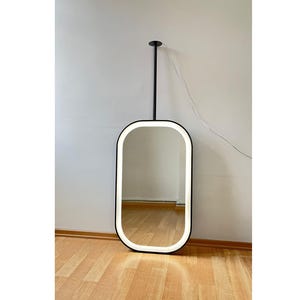 Handgjord oval LED-takspegel, upphängd badrumsspegel med belysning, metallramad hängande LED-spegel, LED-sminkspegel, LED-handfatsspegel