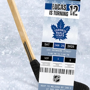 Pode incluir: Um convite de aniversário com tema de hóquei com o logotipo do Toronto Maple Leafs e o texto "LUCAS FAZ 12". O convite inclui detalhes do evento e um design "ALL ACCESS PASS", com um taco de hóquei no fundo.