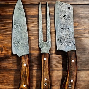 Juego de 3 cuchillos de barbacoa de acero de Damasco hechos a mano con estuche de cuero / Cuchillo de chef, cuchillo de carnicero y tenedor para trinchar / Regalo para Navidad, Acción de Gracias, boda