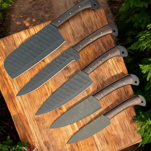 Chopping meat with a 7" black coated cleaver knife
Slicing steak with an 8" black coated steak knife
Filleting fish with a 8" coated fillet knife Mincing ingredients with an 10" coated chef's knife
Trimming vegetables with a 7"  coated pairing knife