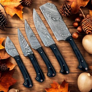 Juego de cuchillos para barbacoa de acero de Damasco hechos a mano: Pitmaster Essential con funda de cuero