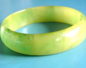 Very rare vintage 1950s marbled flamy swirled tested moss green bakelite plastic bangle bracelet