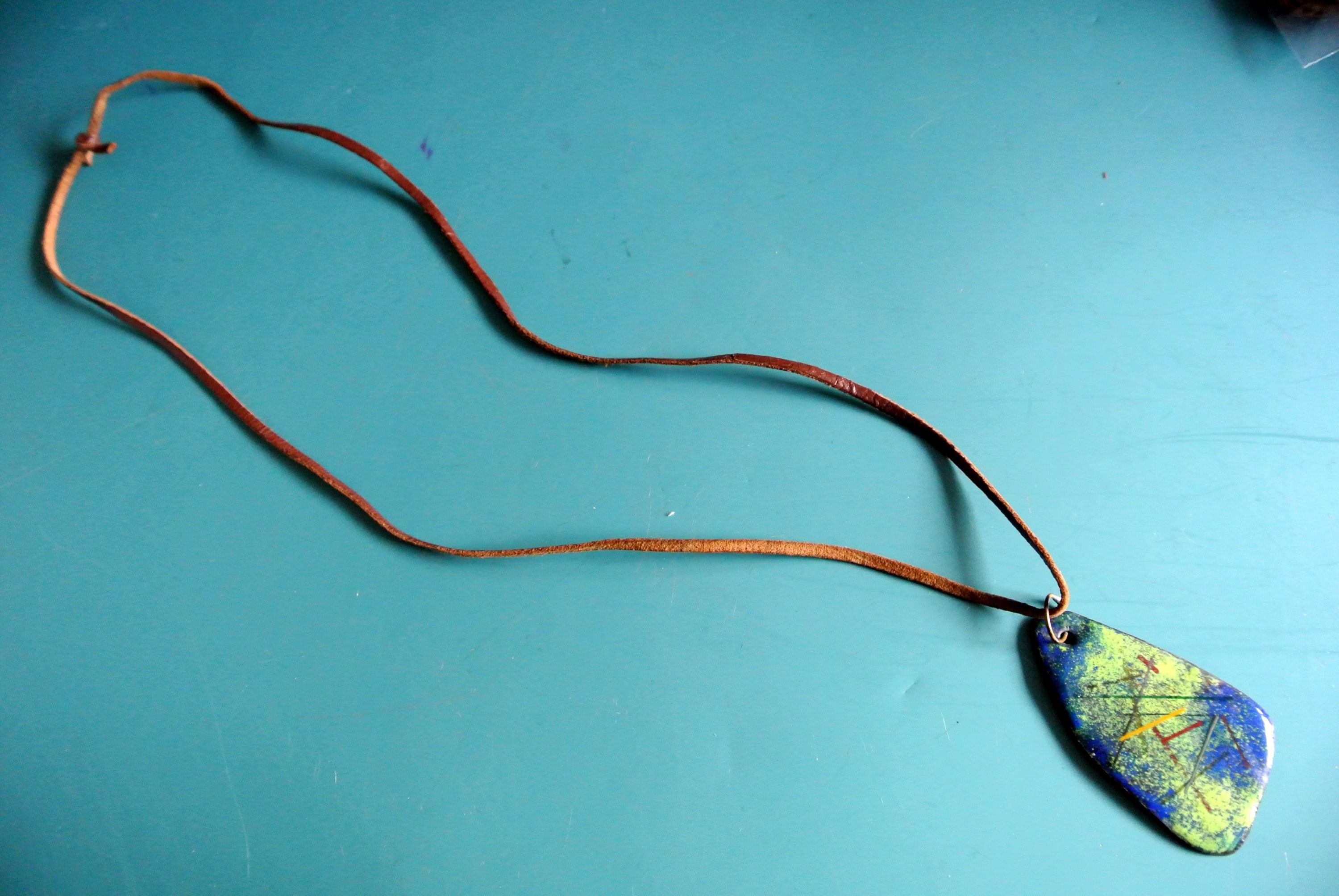 Collier Artiste rouge acier doré or LUZAKA | MATY