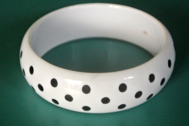 Vintage 1980s unused moulded bone white black lucite plastic bangle bracelet with polka dot decor