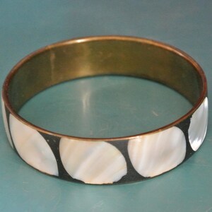 Bracelet jonc vintage en laiton : incrustations de nacre