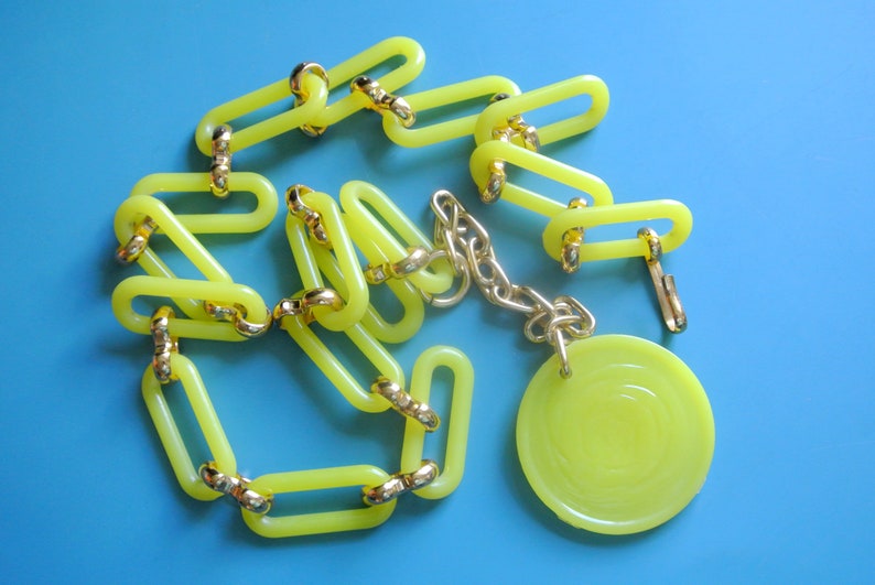 TIMETYPICAL collectible vintage 1960s unused adjustable strong yellow link chain plastic goldmetal belt necklace with round pendant