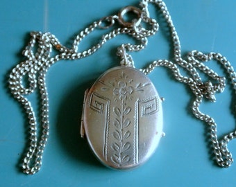 Vintage 1950s small silvercolor metal oval ornament pendant necklace that can be open to put photos inside, metal chain