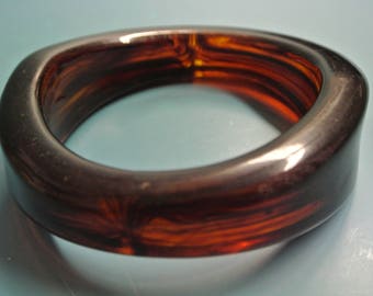 Vintage 1980s halftranslucent dark brown heavvy lucite plastic bangle bracelet with indifferent widht