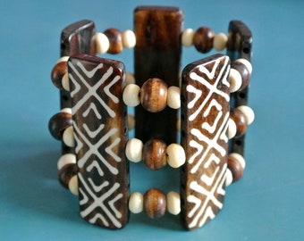 Wide AFRICAN TRIBAL BOHO vintage 1970s carved handmade brown/ bonewhite natural organic bone stretch bracelet with 5 panels and beads