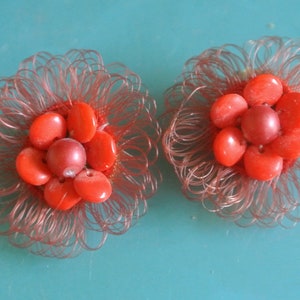 Paire de plus grande boucles d’oreilles vintage des années 1950 avec perle de verre rouge inutilisée / fil en plastique avec clips en laiton, toujours sur carte
