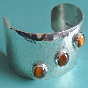 Zweedse vintage jaren 1960 HANDGEMAAKTE brede zilveren manchet armband / armband met 3 tijgers oog edelsteen cobochons, gestempeld / gemarkeerd STERLING ZILVER