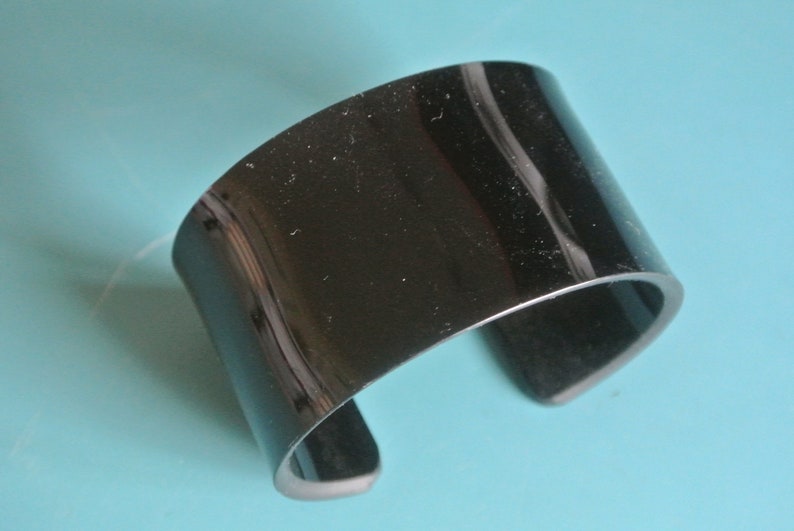 Unusual vintage 1980s wide black lucite plastic bangle bracelet with opening