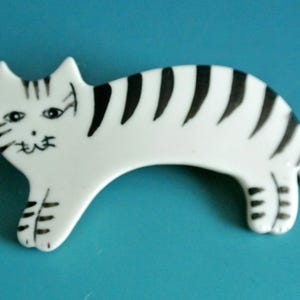 Horquilla para el cabello vintage de plástico lucita blanco hueso de los años 90 con forma y decoración en forma de roseta.