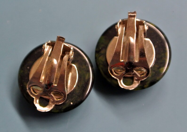Collectible vintage 1950s unused small opaque round tested flamy swirled dark forest green tested bakelite earrings earclips