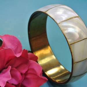 Bracelet jonc vintage en laiton avec incrustations de nacre