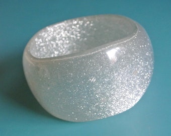 ZELDZAME vintage jaren 80 ondoorzichtige zware sprankelende zilverkleurige folie lucite plastic armband met onverschillige breedte