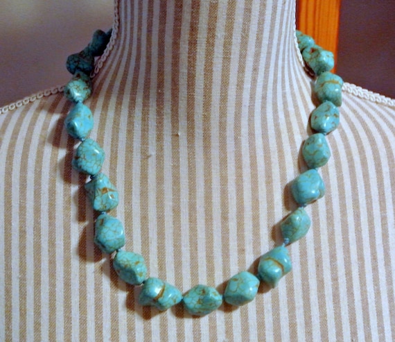 Grand Collier/sautoir En Pierre Turquoise Des Années 70 - Bijou Vintage Bleu, Avec Breloques