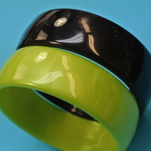 Lot of 2 unused vintage 1980s limegreen and black plastic bangle bracelets